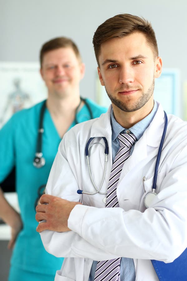 armar korsad doktor arkivfoto armar korsad doktor arkivfoto