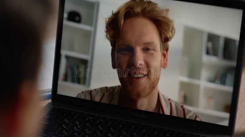 Armario de vídeo de escuela de ondear niños. profesor sonriente hablando en pantalla almacen de video