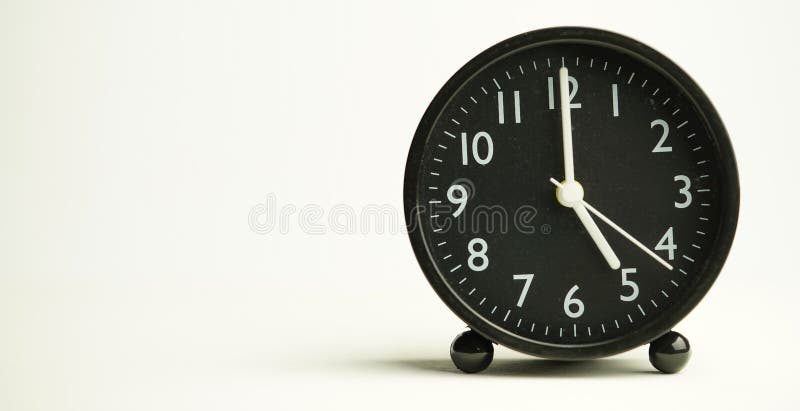 Sui reunirse en general Reloj De Alarma Analógico Negro De Cierre Decorativo Para 13 Relojes Que  Separan El Fondo Blanco Con Espacio De Copia Imagen de archivo - Imagen de  negocios, puntero: 197030677