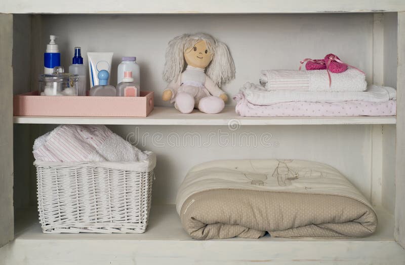 Armario del bebé con su materia colocada en estantes