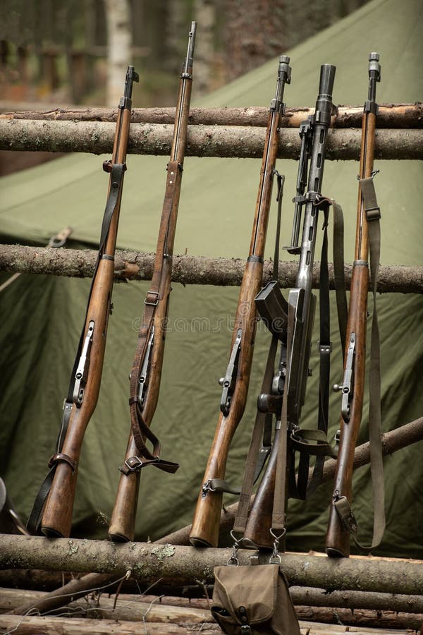 Armas De La Segunda Guerra Mundial En Un Campo Forestal Fusiles Y  Ametralladoras Foto de archivo - Imagen de conflicto, historia: 196883022