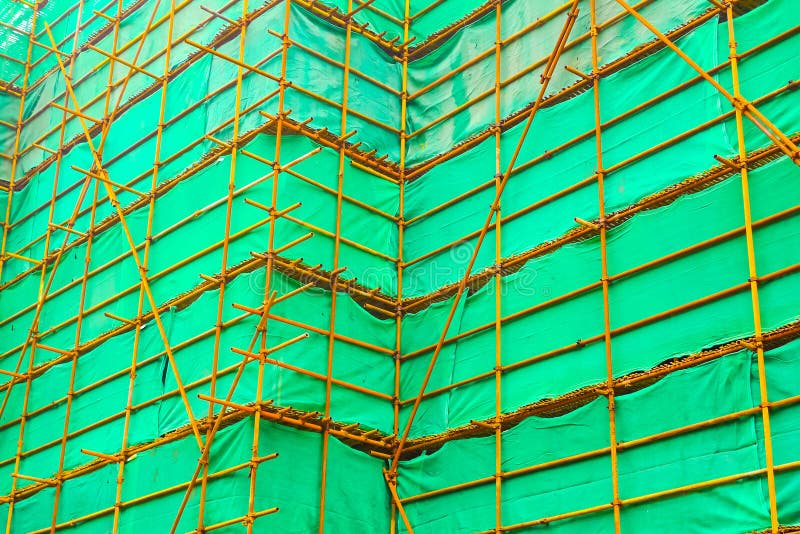 Armatura d'acciaio con una tenda verde fotografia stock Armatura d'acciaio con una tenda verde fotografia stock