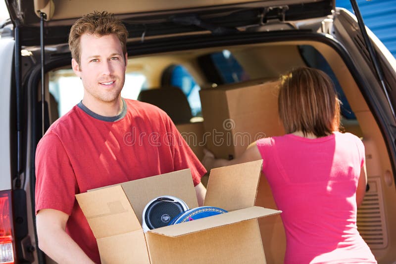 Armazenamento: Caixa levando do homem fotografia de stock Armazenamento: Caixa levando do homem fotografia de stock