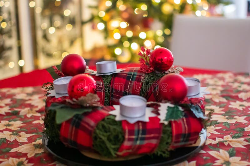 Armação de uma bela decoração de natal com velas e velas vermelhas. imagem de stock