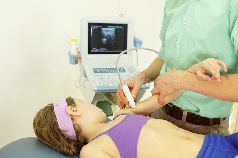 Armdiagnose des Mädchens mit einem Ultraschall stockfotos Armdiagnose des Mädchens mit einem Ultraschall stockfotos