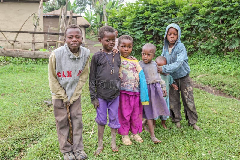 Arme Kinderen In Afrika Arme afrikanische Kinder redaktionelles stockfotografie. Bild von leute