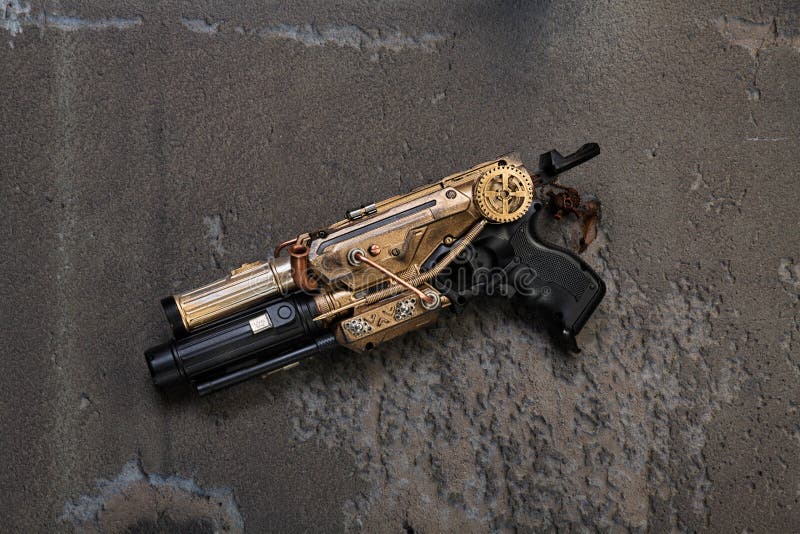 Arme de Steampunk d'or photo libre de droits Arme de Steampunk d'or photo libre de droits
