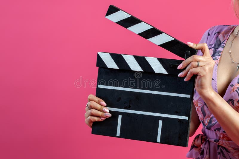 Arme des Mädchens in purpurrote sundress hält einen offenen clapperboard Filmemacher im Schwarzen mit weißen Streifen, um einen, lizenzfreie stockbilder Arme des Mädchens in purpurrote sundress hält einen offenen clapperboard Filmemacher im Schwarzen mit weißen Streifen, um einen, lizenzfreie stockbilder