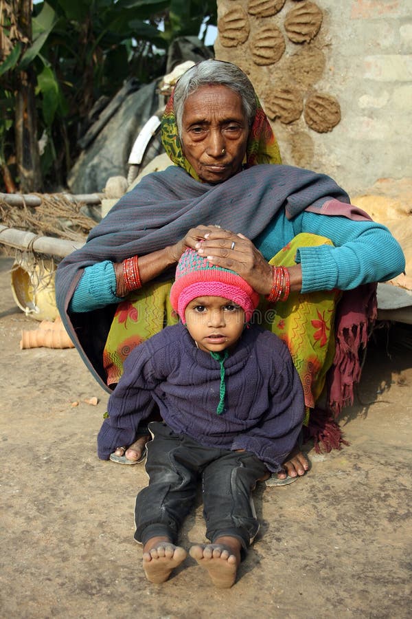 Arme Familie redaktionelles stockbild. Bild von frau 25131249