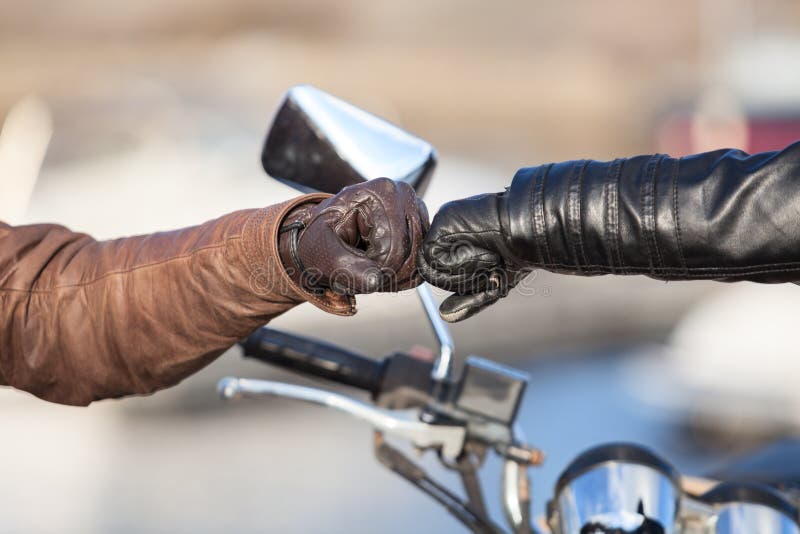 Arme von den Radfahrern, die mit den Fäusten für Grußgeste, Abschluss herauf Ansicht sich berühren stockbild Arme von den Radfahrern, die mit den Fäusten für Grußgeste, Abschluss herauf Ansicht sich berühren stockbild