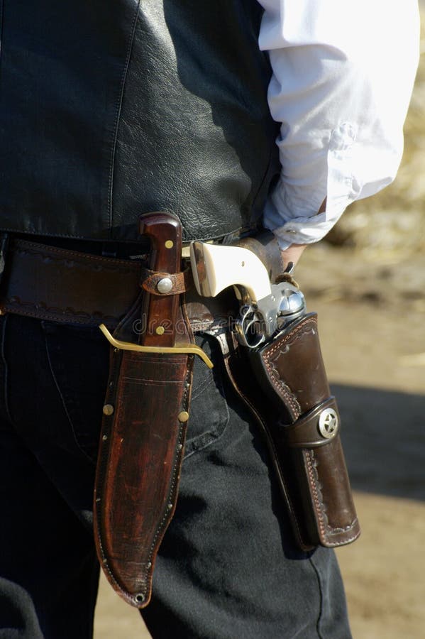 Un cowboy aspetta il suo turno in una gara di tiro.