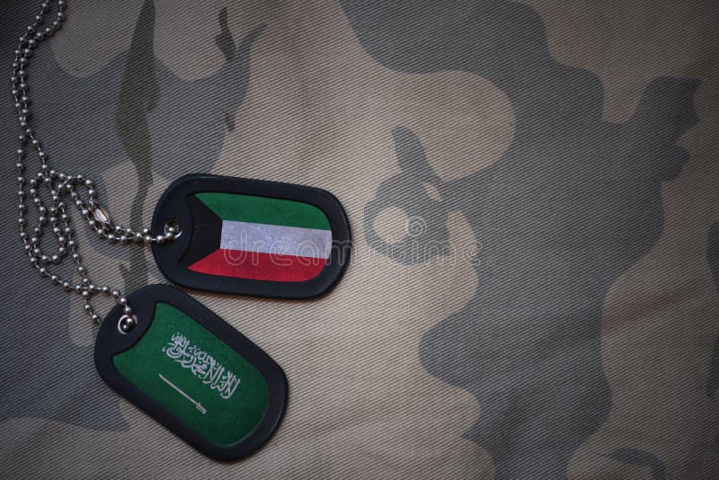 Armeefreier raum, Erkennungsmarke mit Flagge von Kuwait und Saudi-Arabien auf dem kakifarbigen Beschaffenheitshintergrund lizenzfreie stockfotos Armeefreier raum, Erkennungsmarke mit Flagge von Kuwait und Saudi-Arabien auf dem kakifarbigen Beschaffenheitshintergrund lizenzfreie stockfotos
