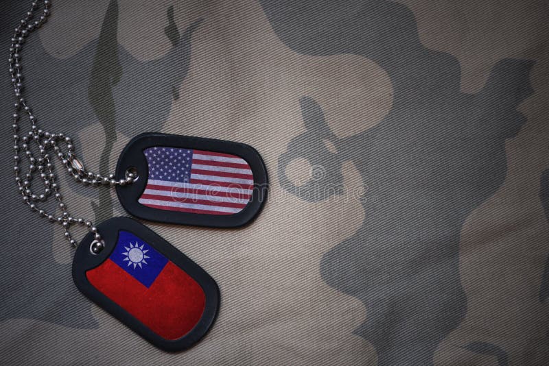 Armeefreier raum, Erkennungsmarke mit Flagge von Staaten von Amerika und Taiwan auf dem kakifarbigen Beschaffenheitshintergrund