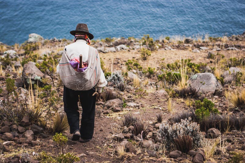 Armer Mann, der hinunter eine Klippe, Taquile-Insel, Titicaca See, Peru geht stockbild Armer Mann, der hinunter eine Klippe, Taquile-Insel, Titicaca See, Peru geht stockbild