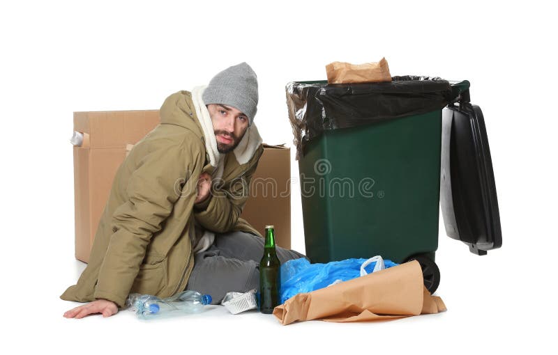 Armer obdachloser Mann, der nahe Abfalleimer sitzt stockbilder Armer obdachloser Mann, der nahe Abfalleimer sitzt stockbilder