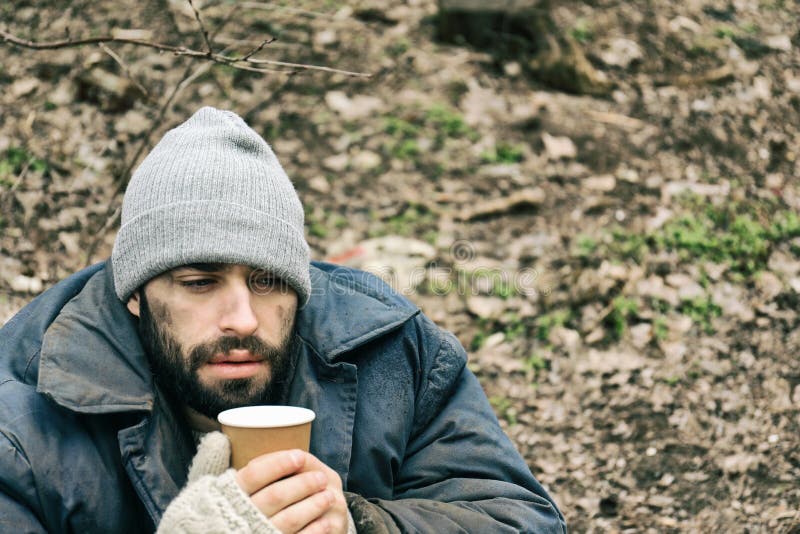 Armer obdachloser Mann mit Schale im Park lizenzfreie stockfotos Armer obdachloser Mann mit Schale im Park lizenzfreie stockfotos