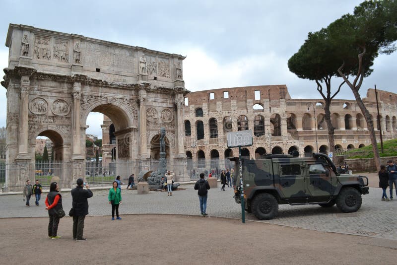 Armerat medel Colosseum Rome Italien arkivfoto Armerat medel Colosseum Rome Italien arkivfoto