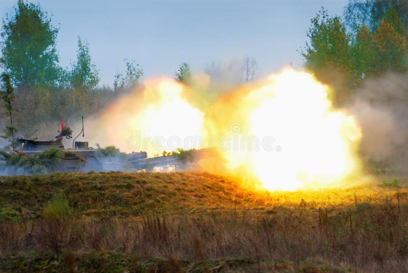Canons automoteurs de 152 mm photographie stock libre de droits