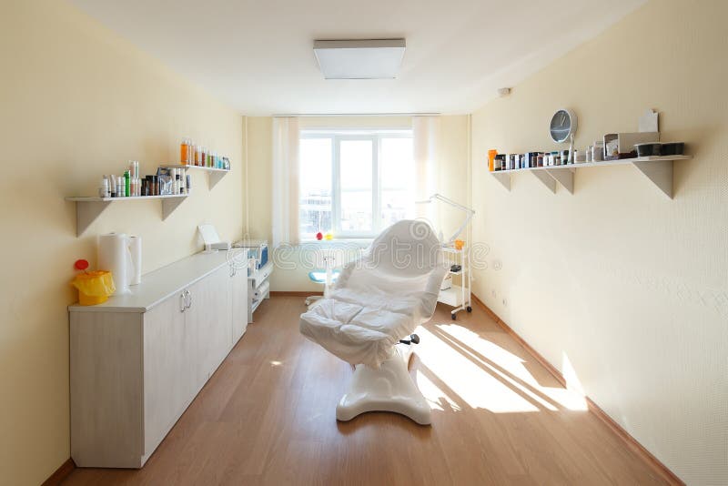 Armoire de Cosmetologist avec la table de massage dans le salon de beaut? moderne Int?rieur m?dical d'armoire Petit salon de beau photos libres de droits Armoire de Cosmetologist avec la table de massage dans le salon de beaut? moderne Int?rieur m?dical d'armoire Petit salon de beau photos libres de droits
