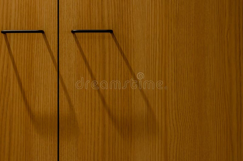 Armoire en bois et poignées de porte images libres de droits Armoire en bois et poignées de porte images libres de droits