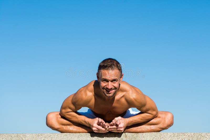 Armonia ed equilibrio del ritrovamento di aiuti di pratica di yoga Fondo di pratica del cielo blu di yoga dell'uomo Pace dello sp immagini stock Armonia ed equilibrio del ritrovamento di aiuti di pratica di yoga Fondo di pratica del cielo blu di yoga dell'uomo Pace dello sp immagini stock