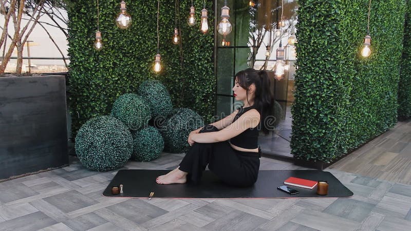 Armonía de meditación femenina almacen de video