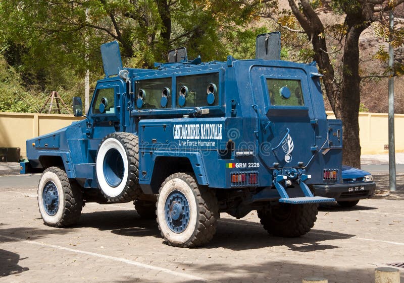 Um Carro De Polícia Azul Militar Blindado Enorme Em Kampala Foto Editorial  - Imagem de controle, defesa: 149291591
