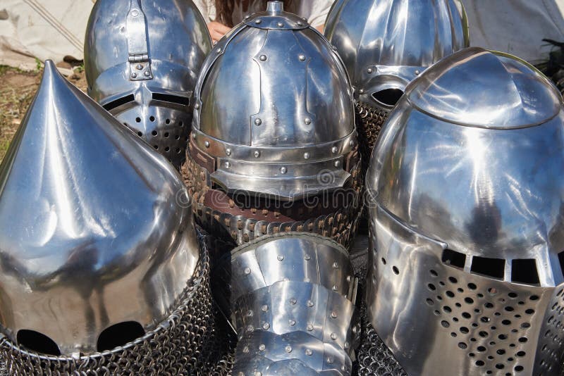 Armura participanților la competiția pentru remicro hemicro-remicro medievală de luptă sunt căști și scrisori de lanț royalty free stock photos