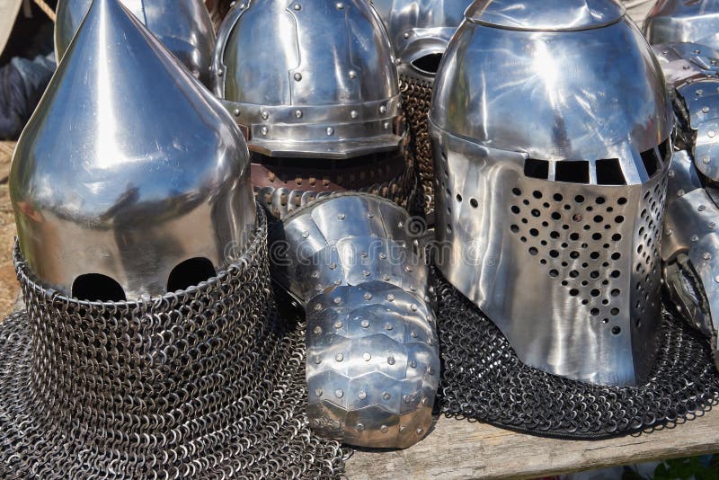 Armura participanților la competiția pentru remicro hemicro-remicro medievală de luptă sunt căști și scrisori de lanț royalty free stock photography