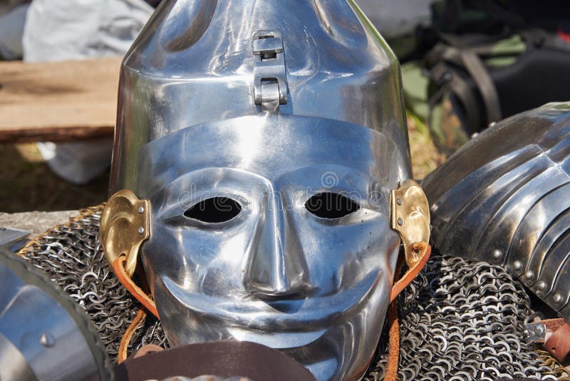 Armura participanților la competiția pentru remicro hemicro-ul de luptă medievală reprezintă o cască și un lanț de poștă stock photo