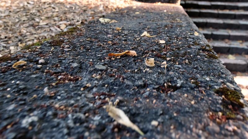 Armário de um antigo parapete de pedra num antigo parque urbano. detalhes da pedra