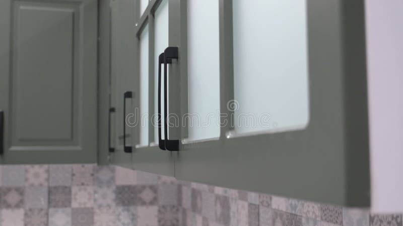 Armários de cozinha abertos filme