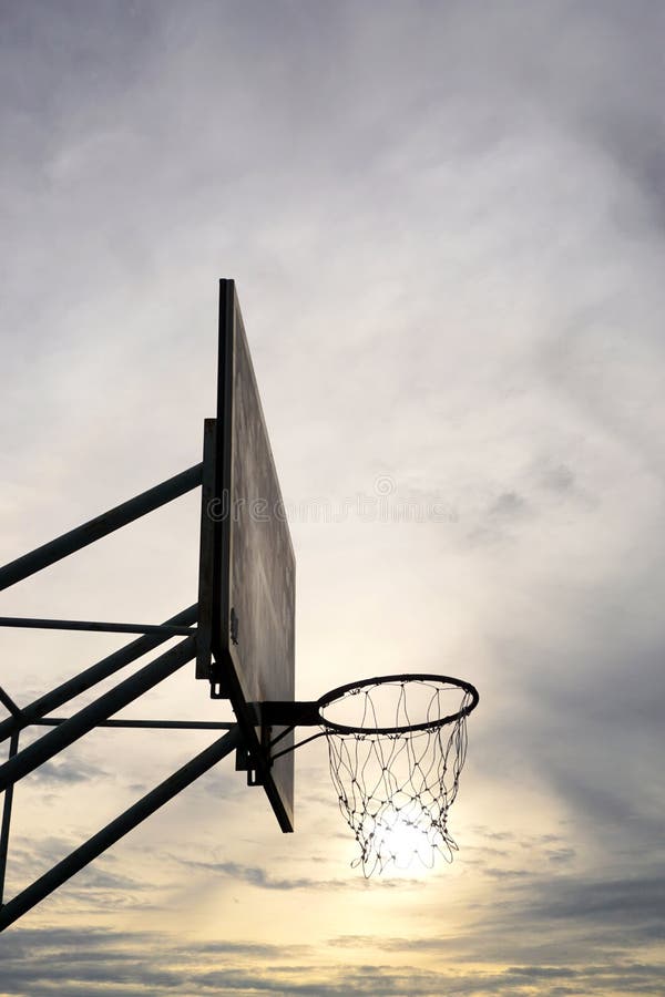 Aro de basquete com fundo solar imagem de stock