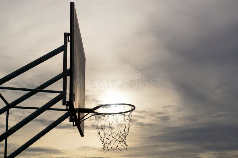 Aro de basquete com fundo solar imagem de stock