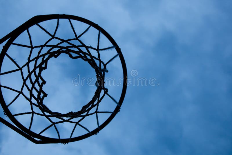 Aro de basquetebol com fundo de céu imagens de stock