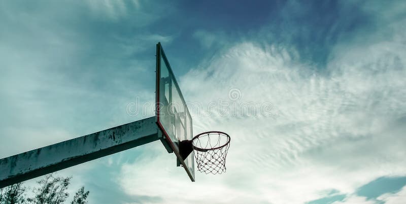 Aro de basquetebol com nuvens moventes foto de stock