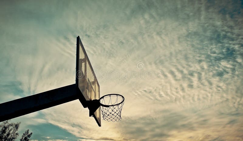 Aro de basquetebol com nuvens moventes imagem de stock royalty free