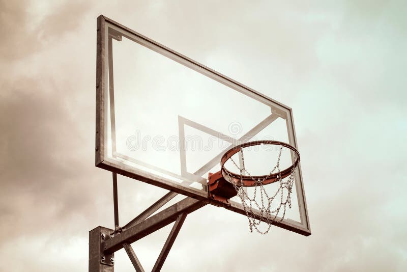 Aro de basquetebol contra um céu chuvoso fotos de stock Aro de basquetebol contra um céu chuvoso fotos de stock