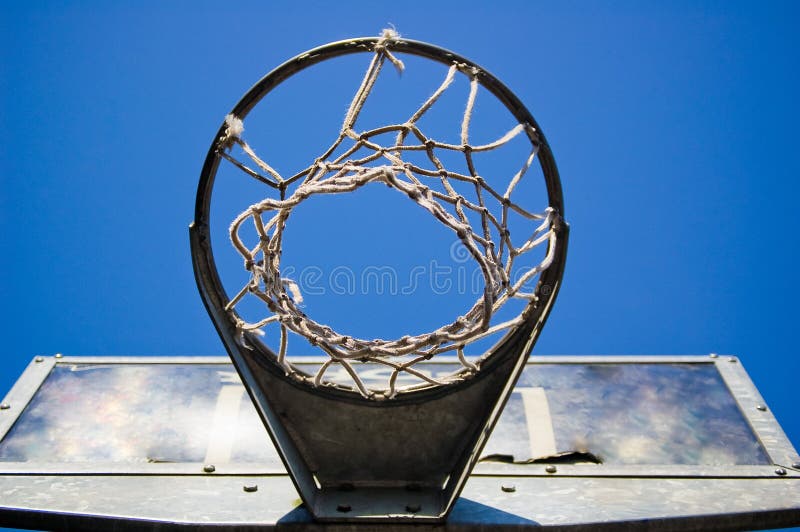 Aro de basquetebol de abaixo foto de stock royalty free Aro de basquetebol de abaixo foto de stock royalty free