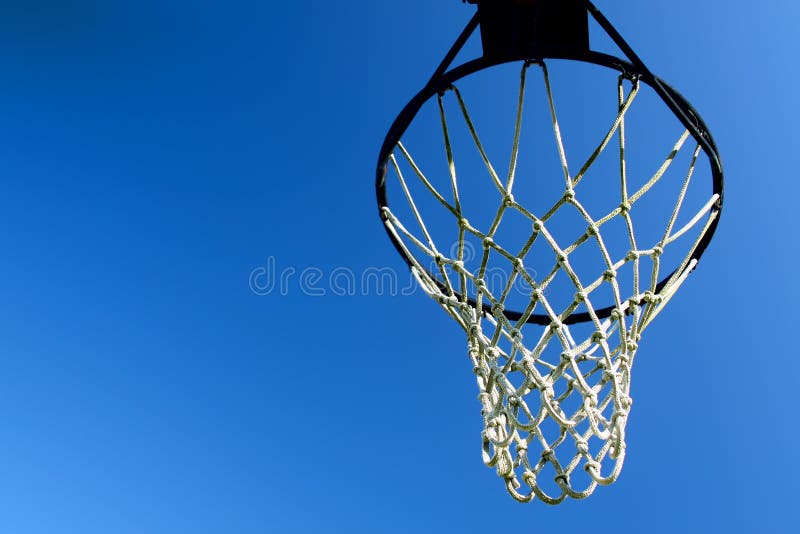 Aro de basquetebol de encontro ao céu azul desobstruído fotografia de stock Aro de basquetebol de encontro ao céu azul desobstruído fotografia de stock