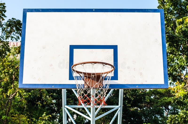 Aro de basquetebol e uma gaiola