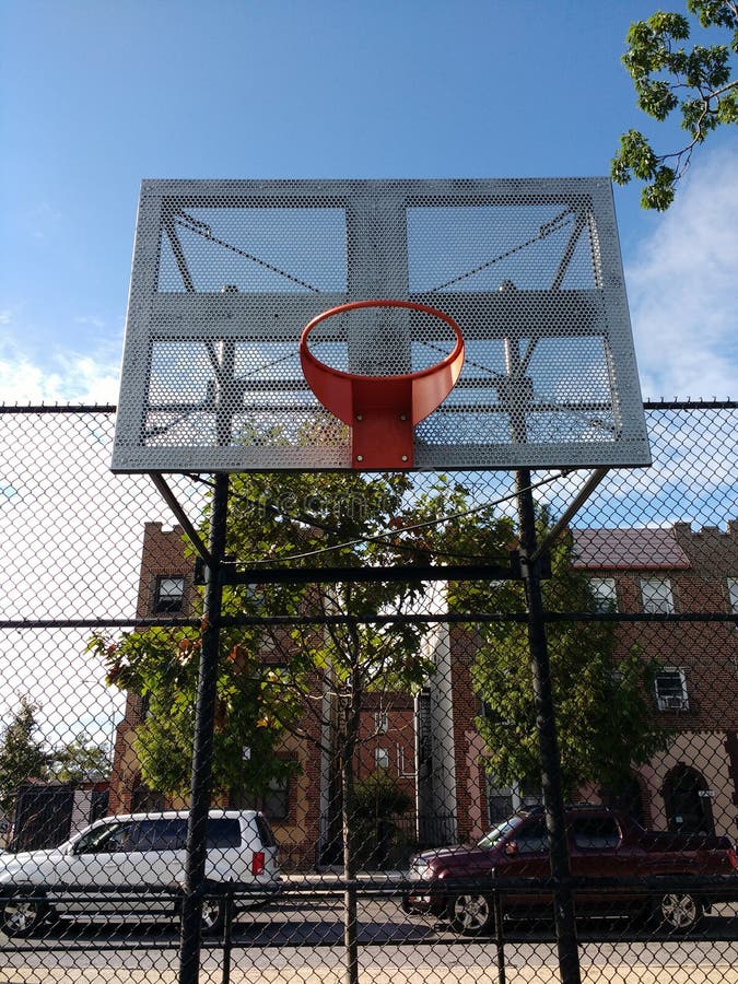 Campo De Basquete Perto De Um Playground Brooklyn Ny Usa Foto Editorial -  Imagem de blecaute, cidade: 251140546