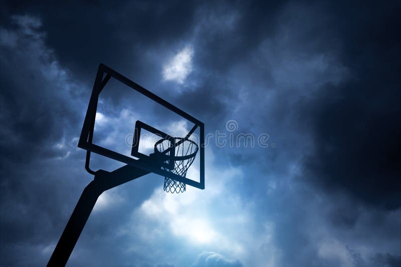 Aro de basquetebol e céu fotografia de stock royalty free
