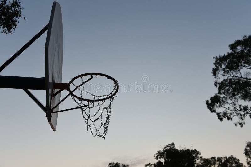 Silhueta De Jogador De Basquete Com Bola Em Branco Imagem de Stock - Imagem  de esportivo, sucesso: 225169069