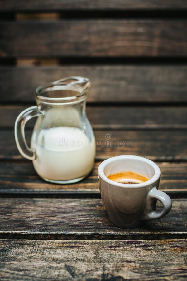 Aroma coffee cup with roasted beans on vintage old background royalty free stock image Aroma coffee cup with roasted beans on vintage old background royalty free stock image