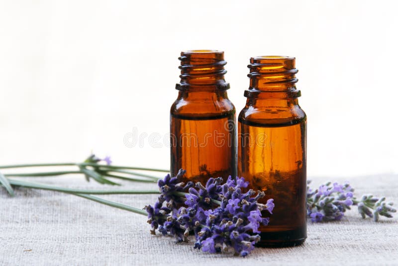 Aceite en vaso botellas lavanda.