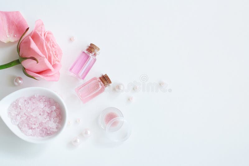 Aromaterapia Garrafas de vidro pequenas com óleos cosméticos Sal de banho imagem de stock Aromaterapia Garrafas de vidro pequenas com óleos cosméticos Sal de banho imagem de stock