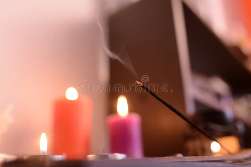Aromatherapie, Kerzen und duftende Süßigkeit lizenzfreies stockfoto Aromatherapie, Kerzen und duftende Süßigkeit lizenzfreies stockfoto