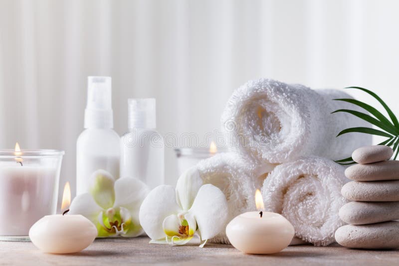 Aromatherapy, balneario, tratamiento de la belleza y fondo de la salud con los guijarros del masaje, flores de la orquídea, toall Aromatherapy, balneario, tratamiento de la belleza y fondo de la salud con los guijarros del masaje, flores de la orquídea, toall