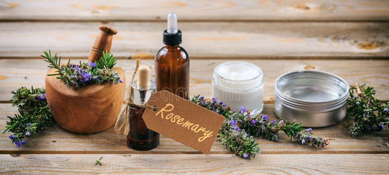 aromatherapy rozmaryny Istotny olej i kosmetyki, etykietka z tekstów rozmarynami, sztandar Drewniany Stołowy tło zdjęcie royalty free aromatherapy rozmaryny Istotny olej i kosmetyki, etykietka z tekstów rozmarynami, sztandar Drewniany Stołowy tło zdjęcie royalty free